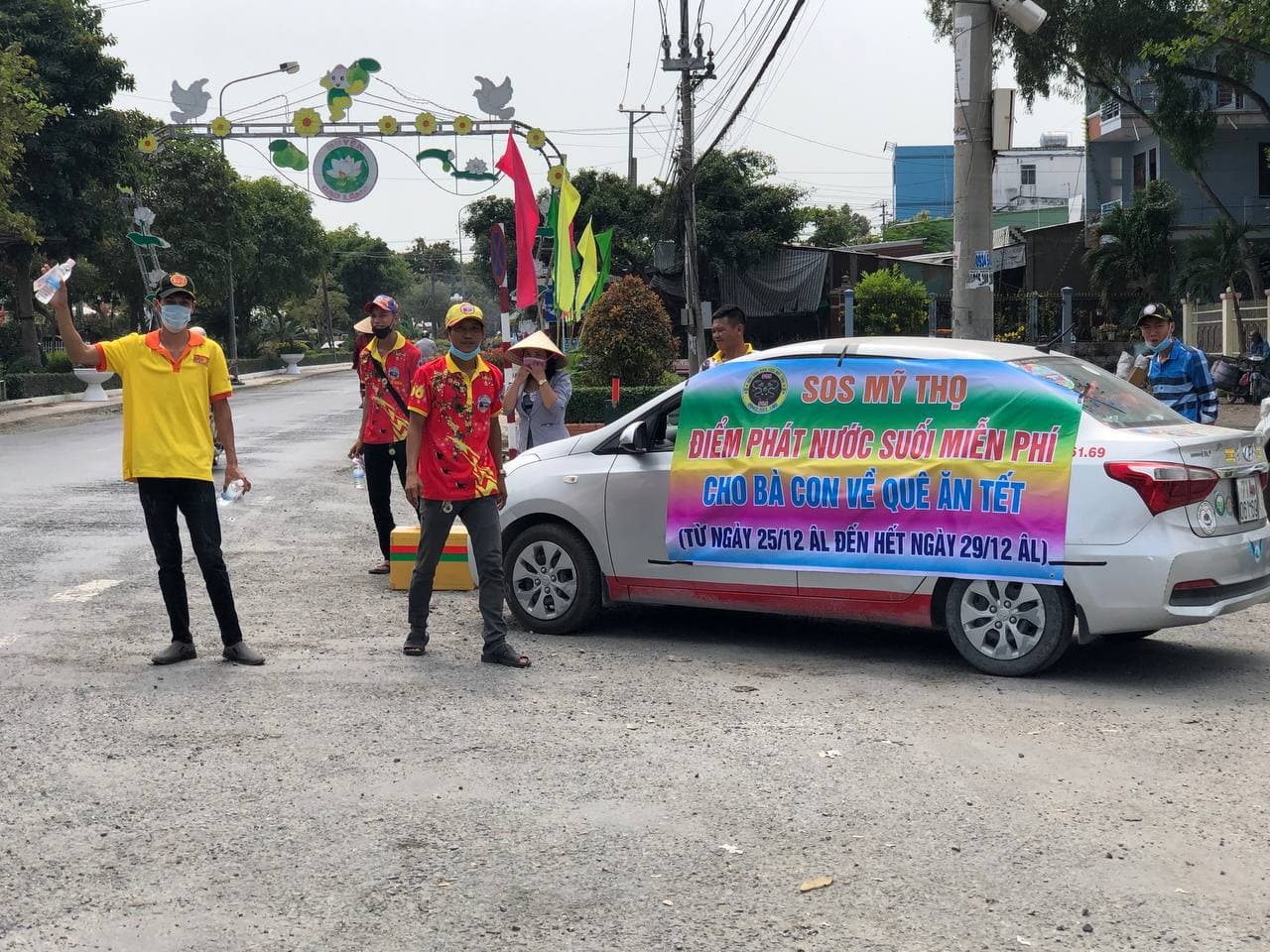 Phát tặng nước miễn phí cho bà con về quê đón tết