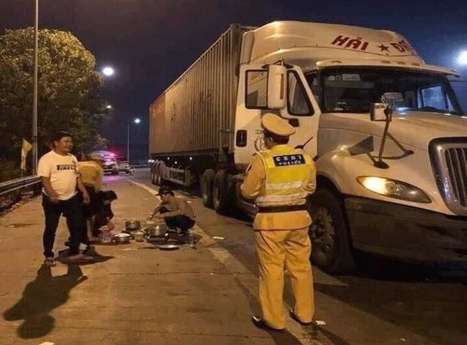 Bữa cơm vội vã của anh em xe "Công" những ngày cận Tết